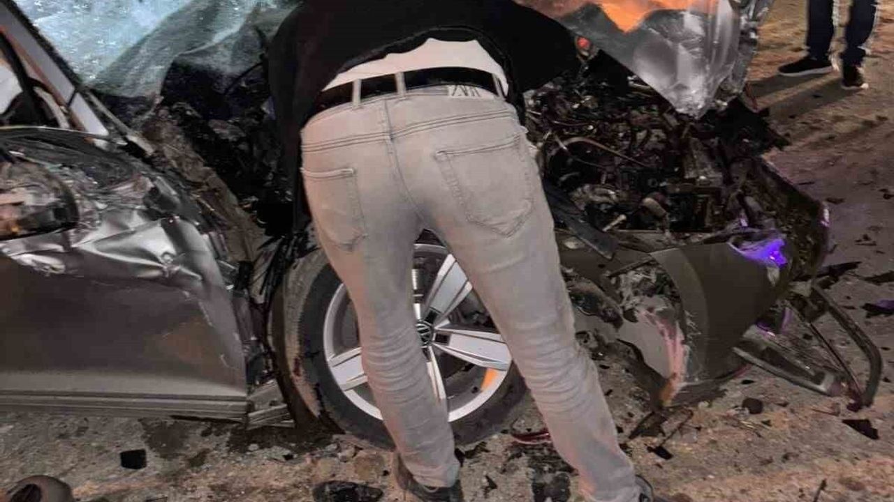 Otomobil Çekiciye Çarptı: Sürücü Yaralandı