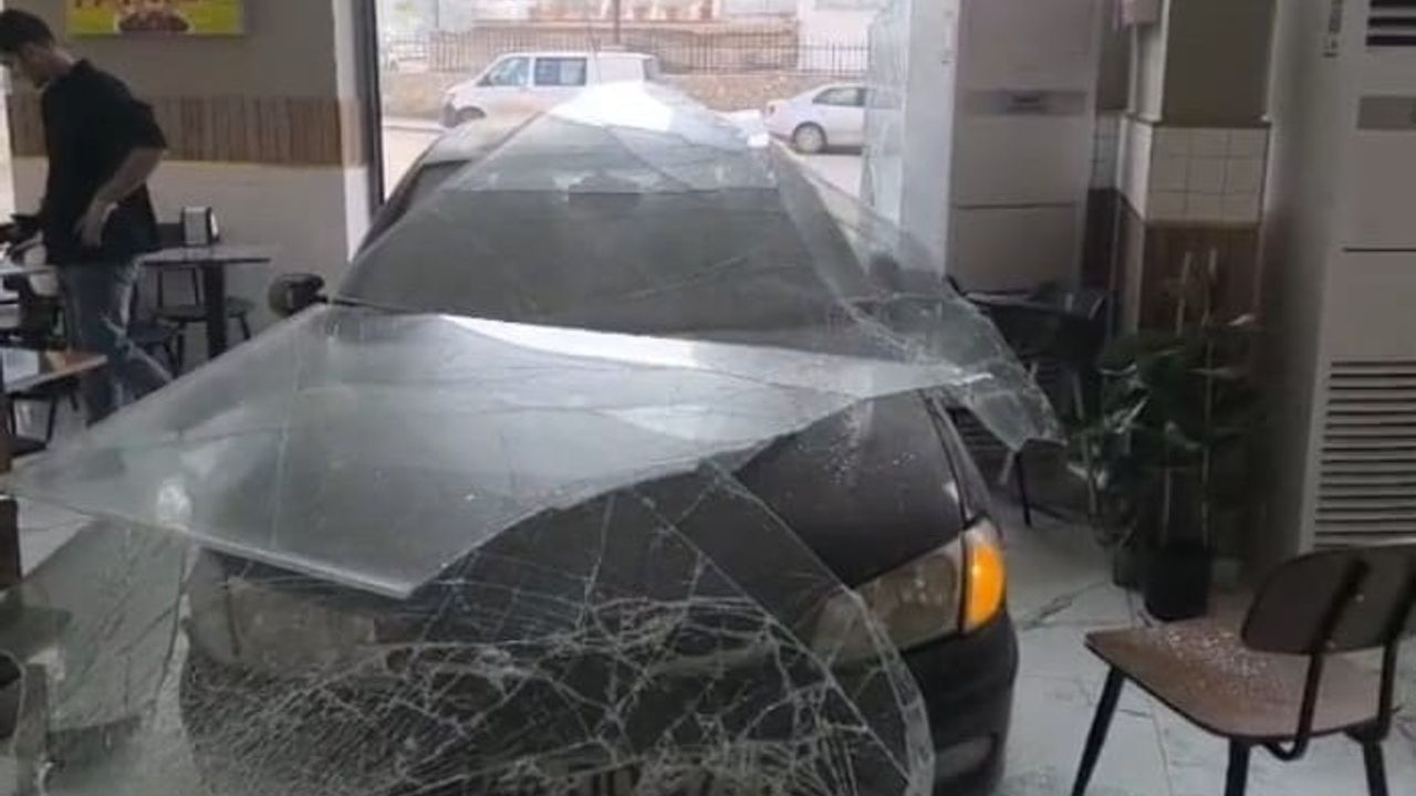 Otomobil Dönerci Dükkanına Girdi