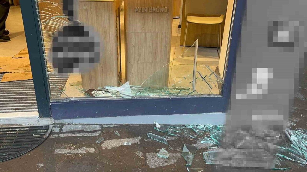 Otomobil Geri Giderek Dükkana Girdi: Sürücü Kaçtı