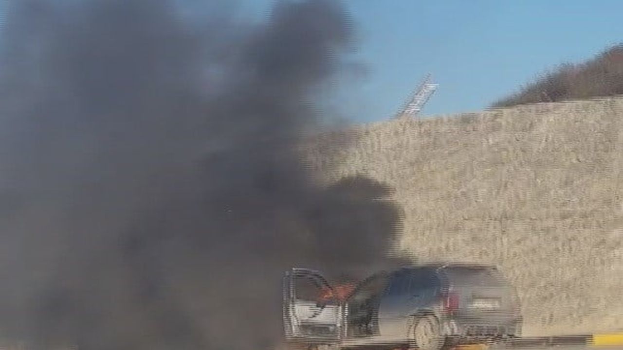 Otomobil Seyir Halinde Alevlere Teslim Oldu