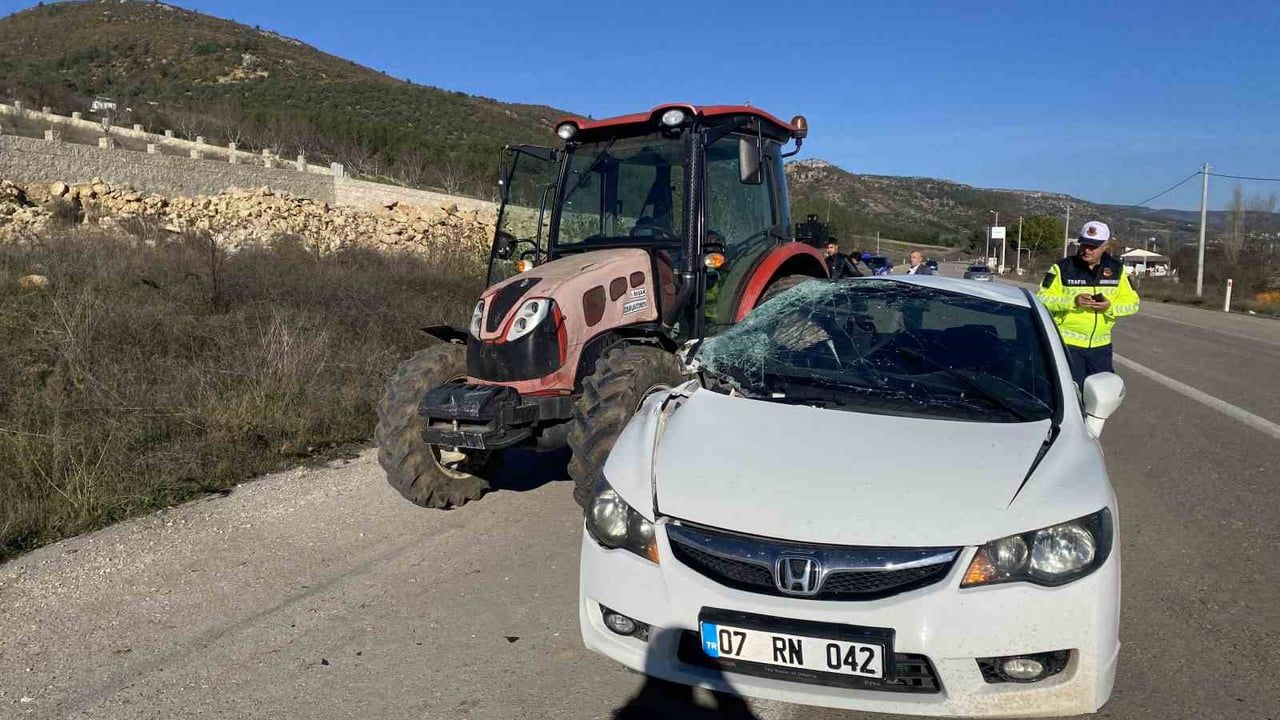 Otomobil ve Traktör Çarpışması: 3 Yaralı