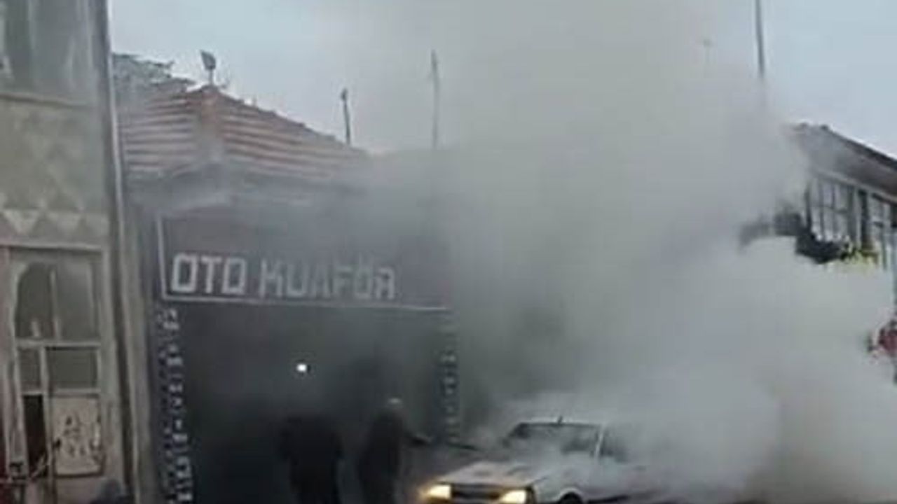 Otomobil Yangınına Esnaf Müdahalesi