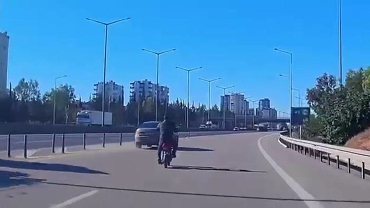 Otoyolda Bisikletli Kazası: Tehlikeli Anlar Kaydedildi