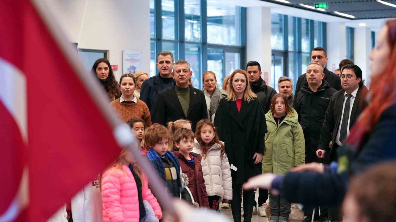 Özgür Özel, İkiz Kızları Okula Götürdü