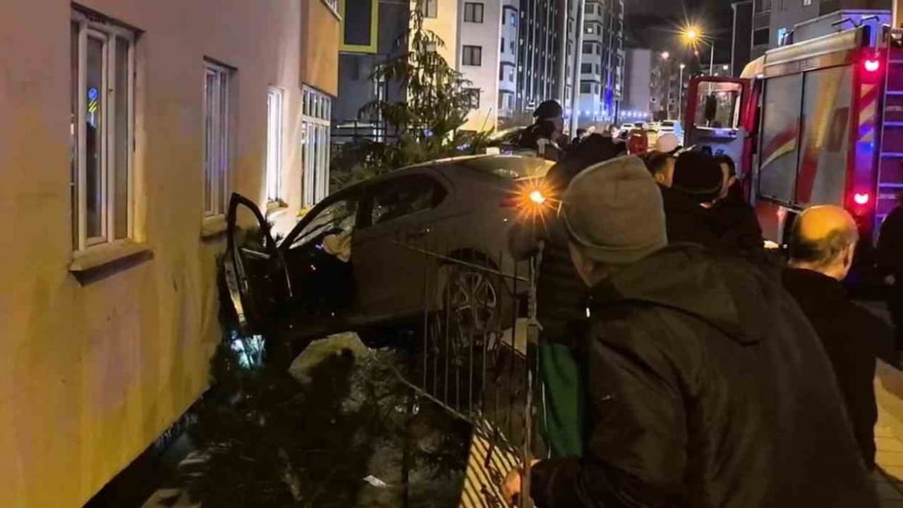 Palandöken'de Trafik Kazası: Otomobil Asılı Kaldı