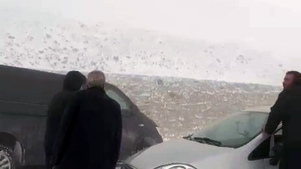 Palandöken Geçidinde Kar Yağışı Ulaşımı Zorluyor