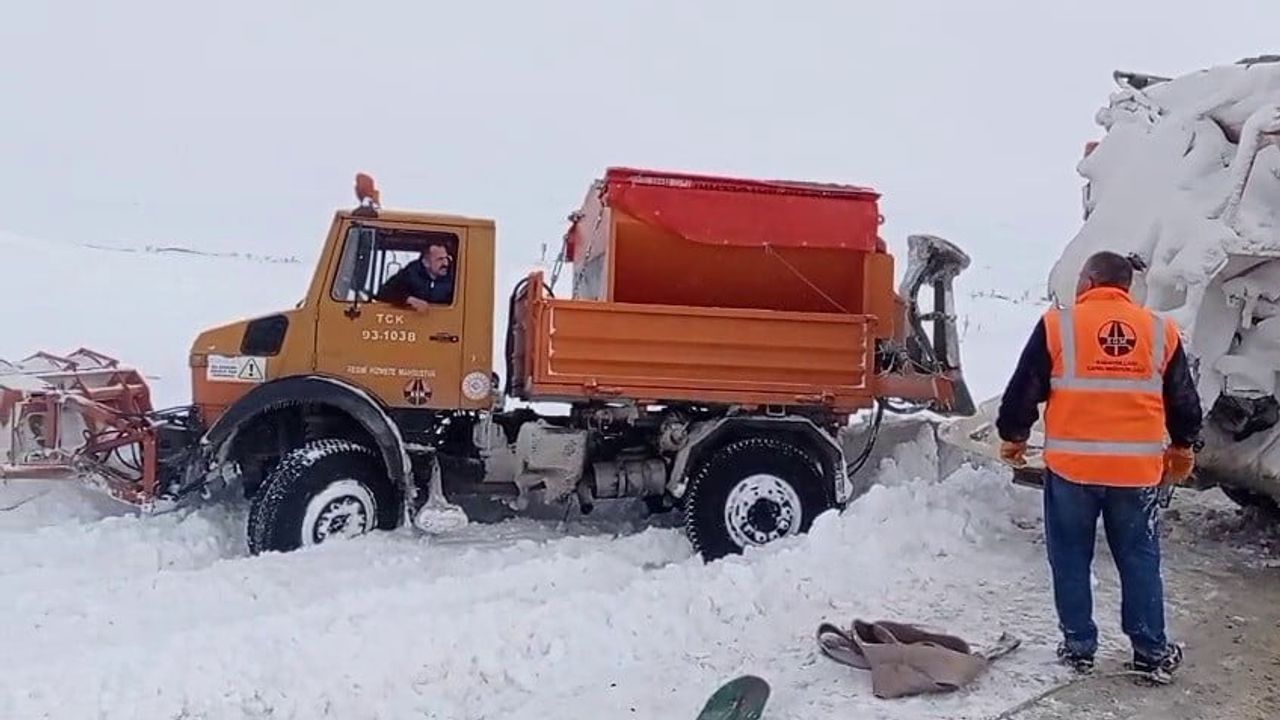 Palandöken Geçidinde Karla Mücadele Ekiplerinin Yoğun Çalışmaları
