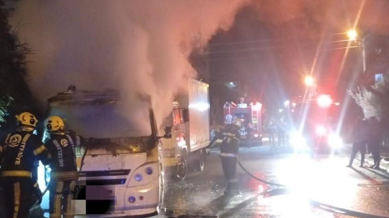 Park Halindeki Minibüs Yangını Denizli'de Paniğe Neden Oldu
