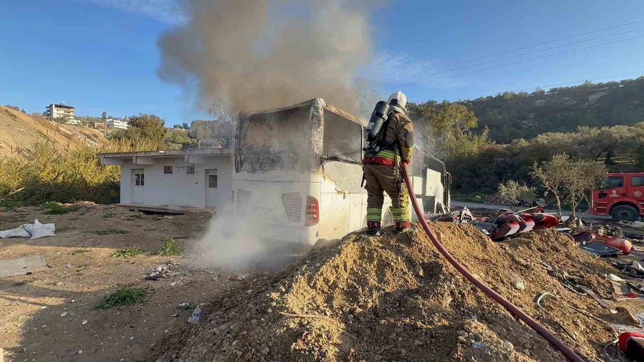 Park Halindeki Yolcu Otobüsü Alevlere Kapıldı