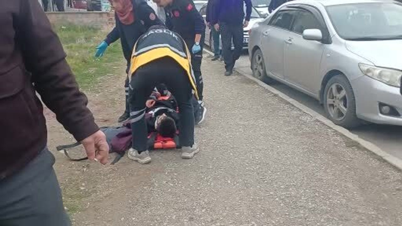 Parkta Şakalaşırken Yaralanan Genç Hastaneye Kaldırıldı