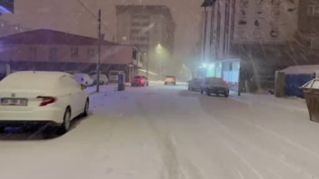 Patnos'ta Kar Yağışı Ulaşımı Olumsuz Etkiledi