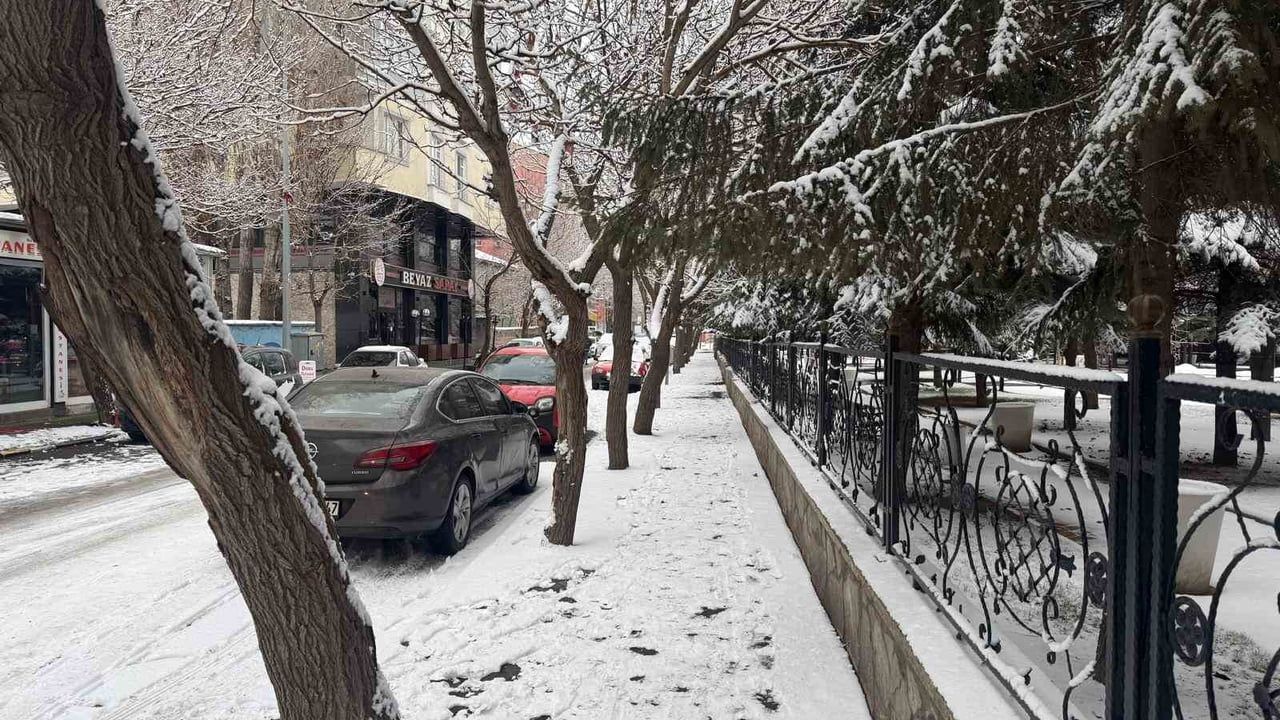 Patnos’ta Yoğun Kar Yağışı Etkili Oldu