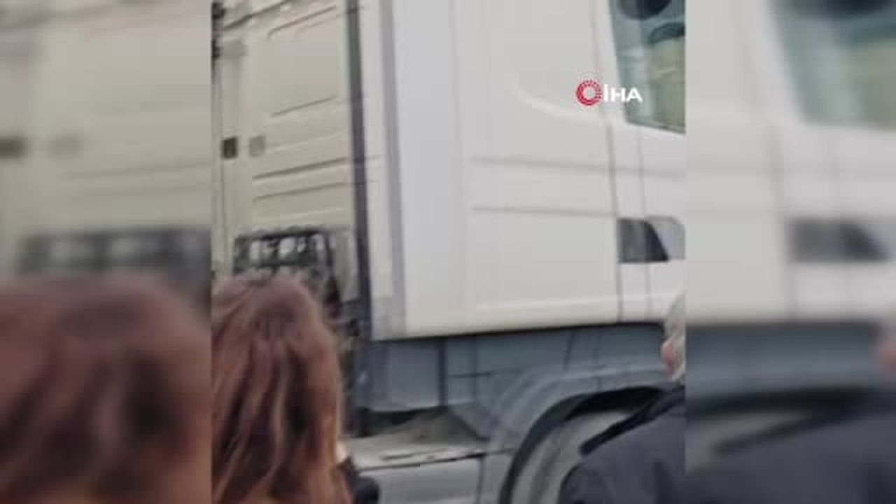 Pendik Kaynarca'da Araç Yangını Büyüdü