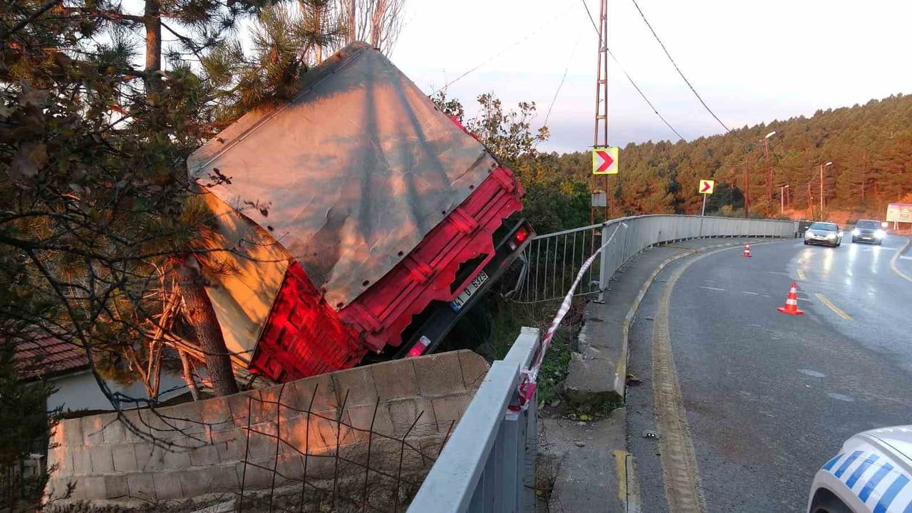 Pendik'te Kamyonet Kazası: Ağaçlar Facianın Önüne Geçti