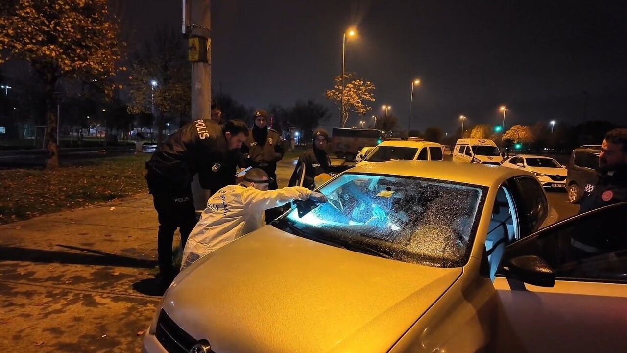 Pendik'te Park Halindeki Araçta Ceset Bulundu