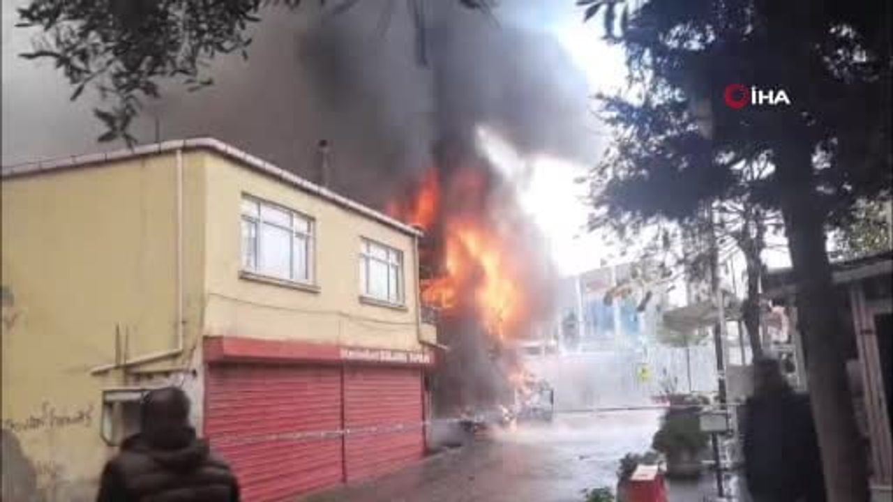 Pendik'te Yangın: Zabıta Ekipleri Yaşlı Kadını Kurtardı