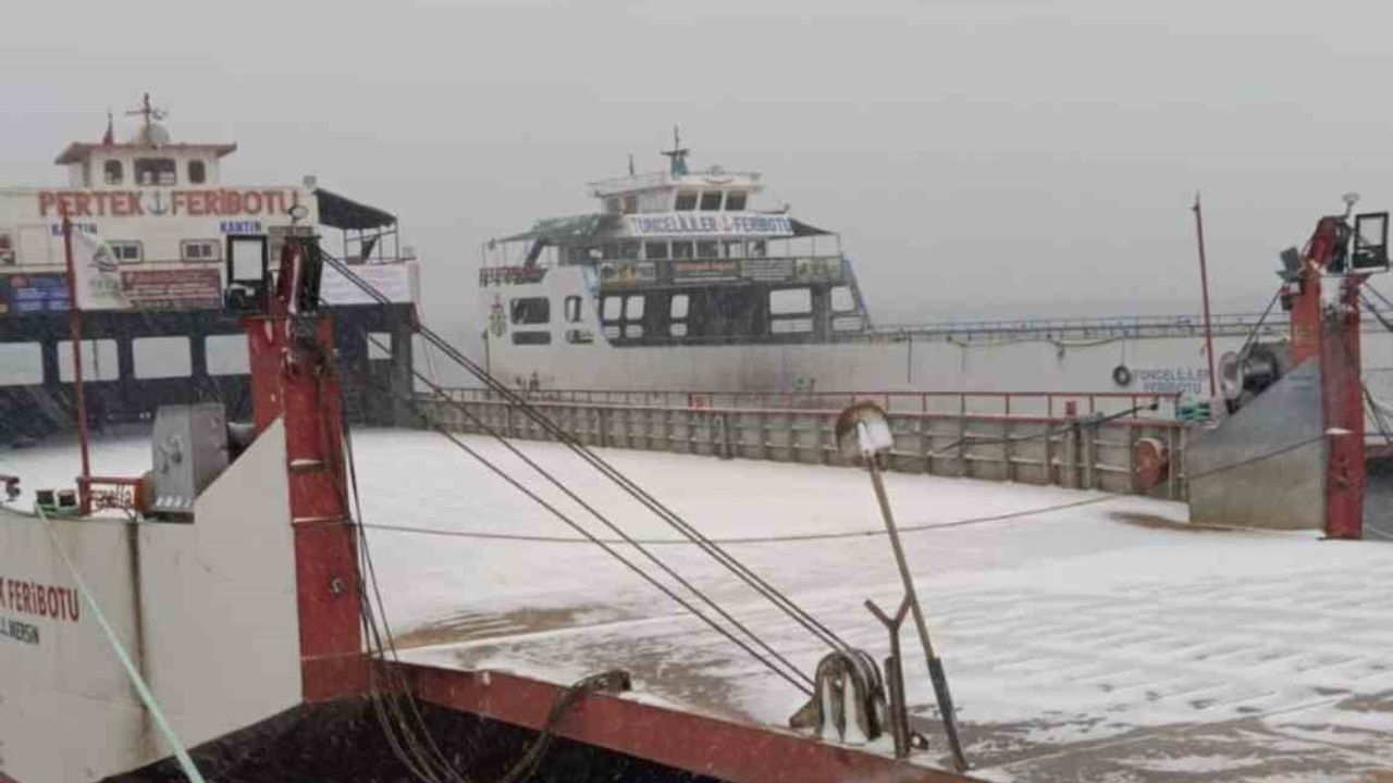 Pertek ve Çemişgezek Feribotlarına Kar ve Sis Engel Oluyor
