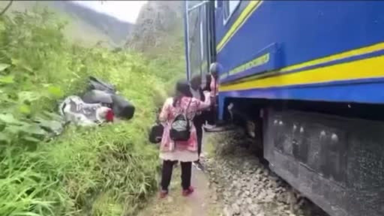 Peru'da İki Tren Çarpıştı: 1 Makinist Hayatını Kaybetti, 40 Yaralı