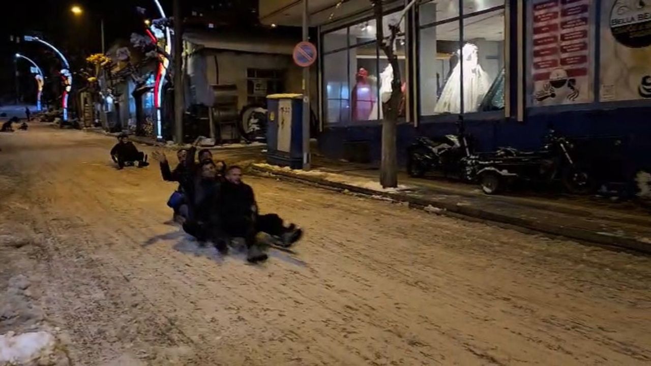 Pervari'de Kar Yağışıyla Kayak Keyfi