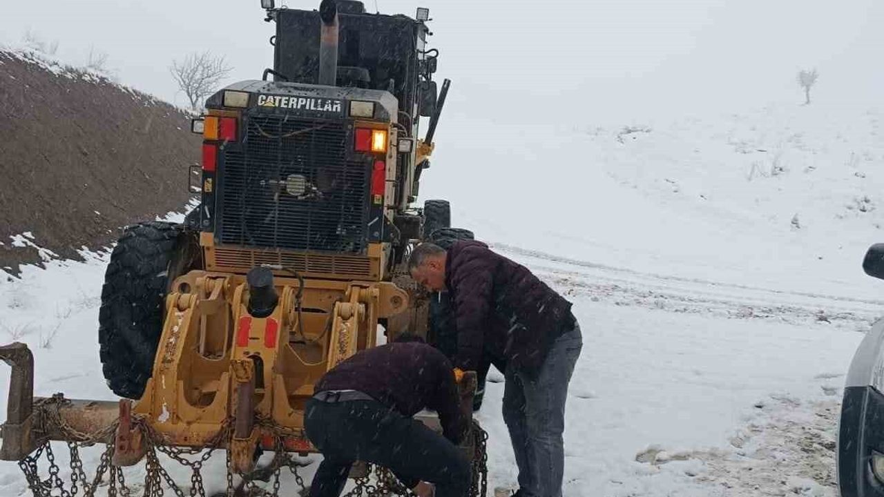 Pervari'de Yoğun Kar Yağışı Köy Yolunu Kapattı