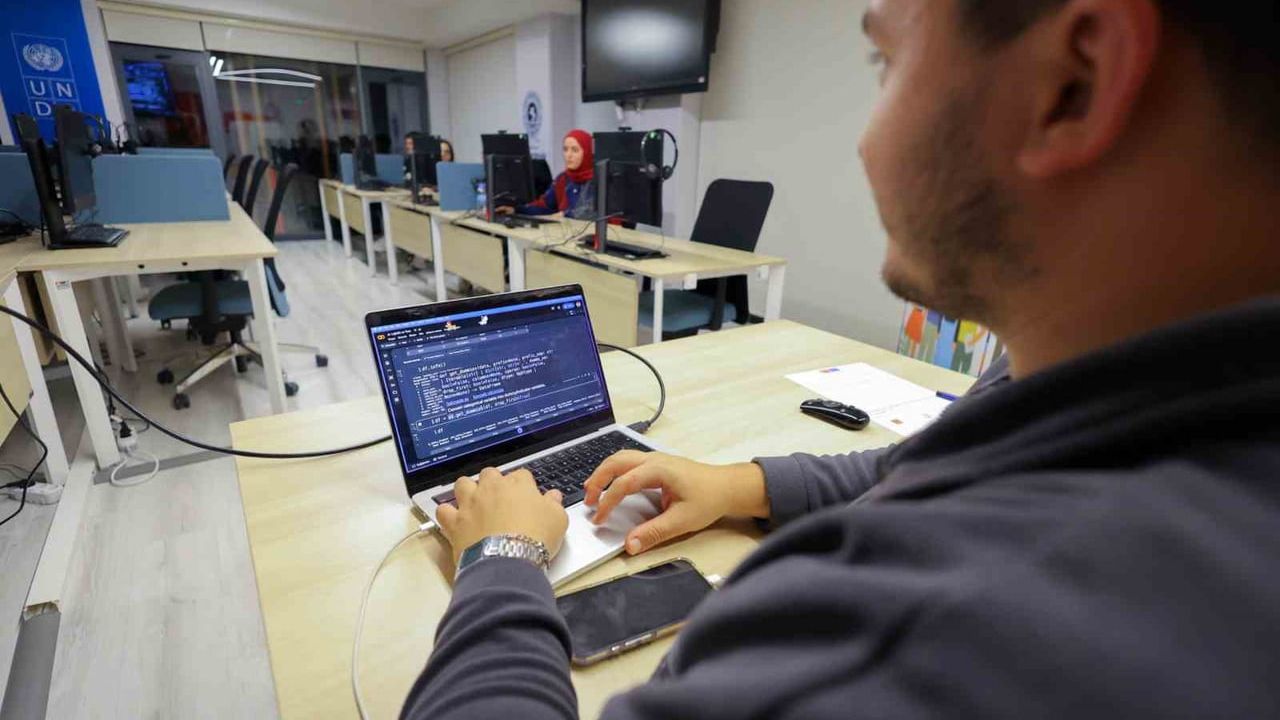 Petek Genç'te Dijital Eğitim Dönemi