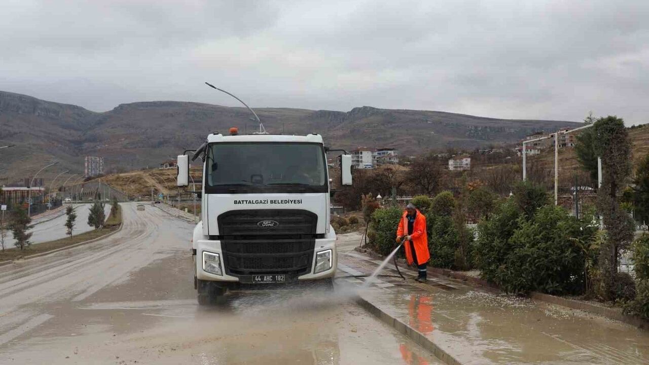 Pınarbaşı Göleti'nde Kapsamlı Temizlik Çalışması