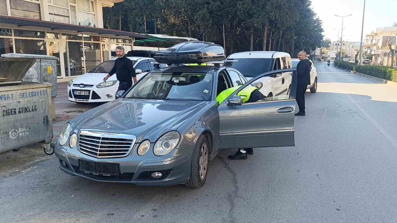 Plakası Bezle Kapatılan Mercedes'e Ceza Kesildi