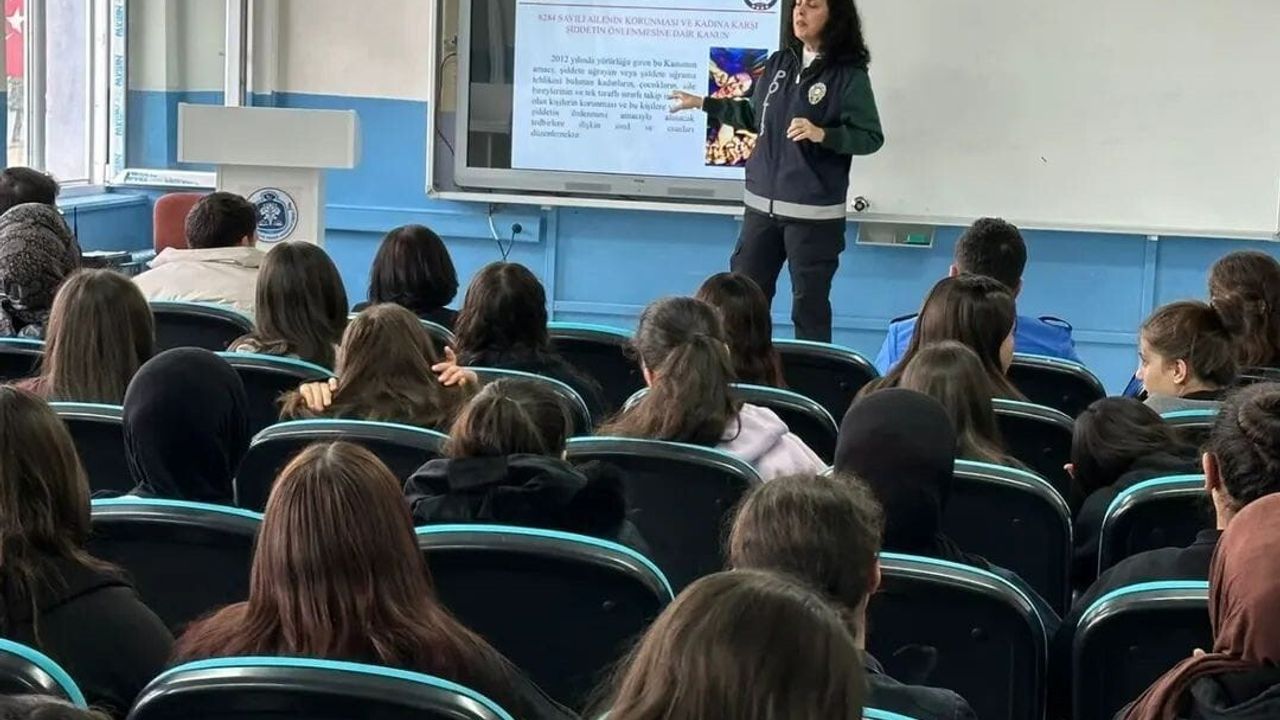 Polis Ekiplerinden Lise Öğrencilerine Güvenli İnternet Eğitimi