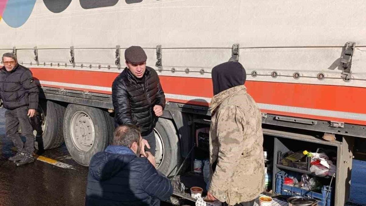 Posof Belediyesi'nden Tır Şoförlerine Sıcak İkram