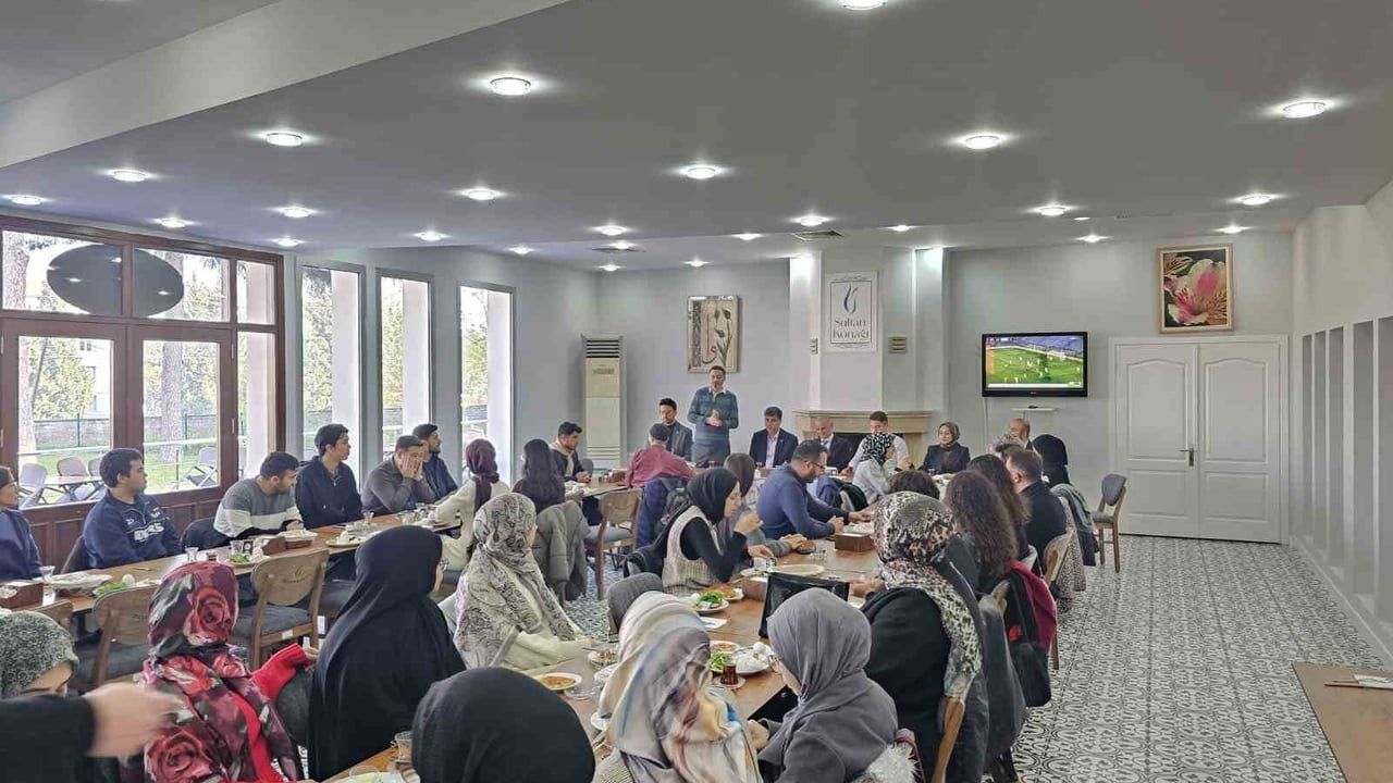 Prof. Dr. Hüseyin Aktaş, Gençlik Buluşmasında Fikir Alışverişinde Bulundu