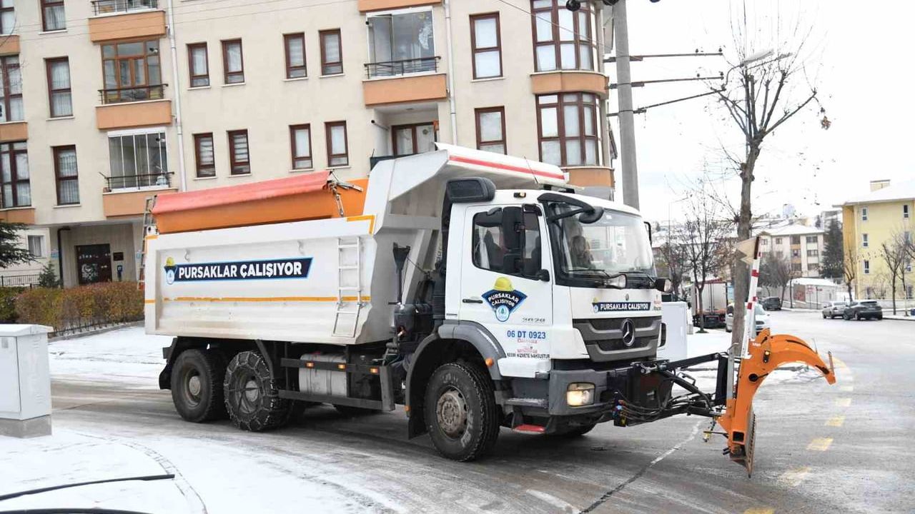 Pursaklar’da Kar Mücadelesi Devam Ediyor