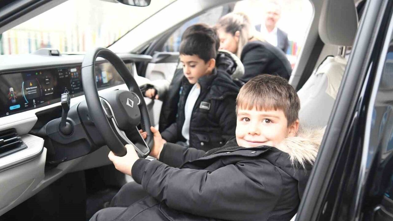 Pursaklar'da Yerli Malı Haftası Etkinliği: Togg Öğrencilere Tanıtıldı