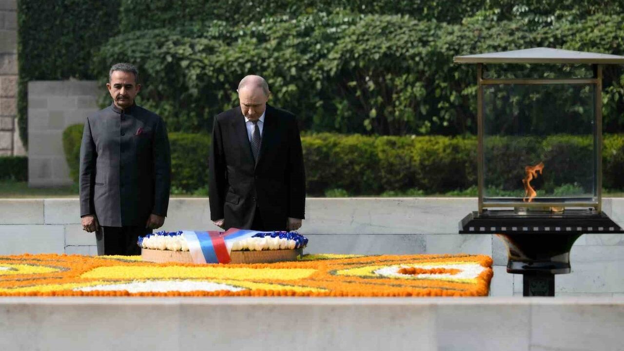 Putin Hindistan'da Resmi Karşılamada Bulundu