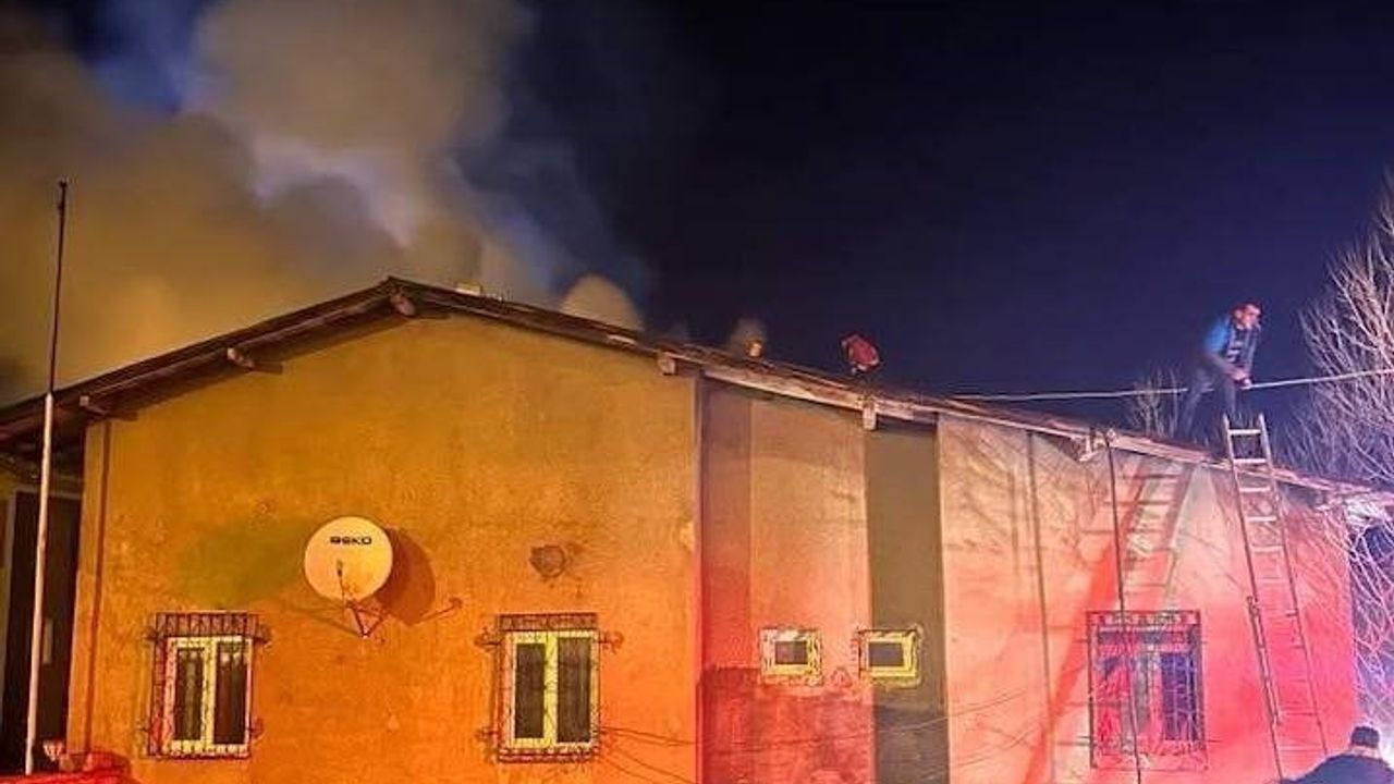 Refahiye'de Köy Konağında Yangın