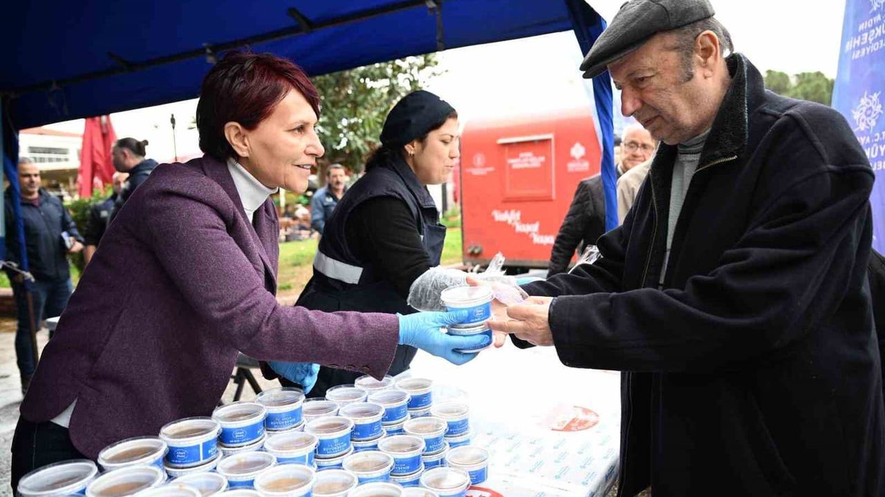 Regaip Kandili’nde Aydınlılara Helva Dağıtıldı
