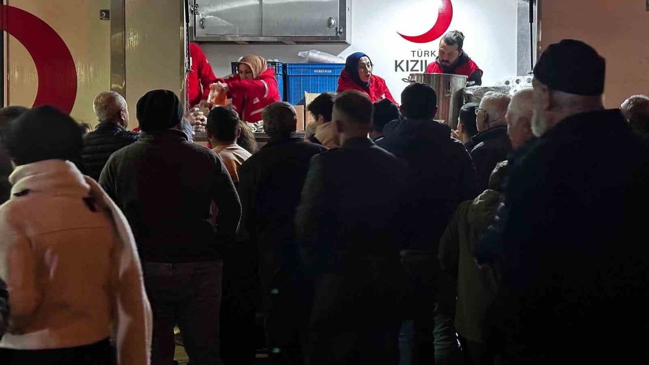 Regaip Kandili'nde Türk Kızılay'dan İkram