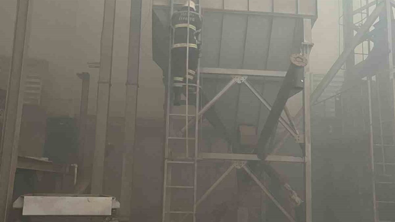 Reyhanlı'daki Çikolata Fabrikasında Yangın Kontrol Altına Alındı