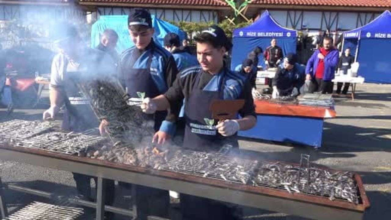 Rize'de 8. Hamsi Festivali'nde Hamsili Su Böreği ve Döner Öne Çıktı