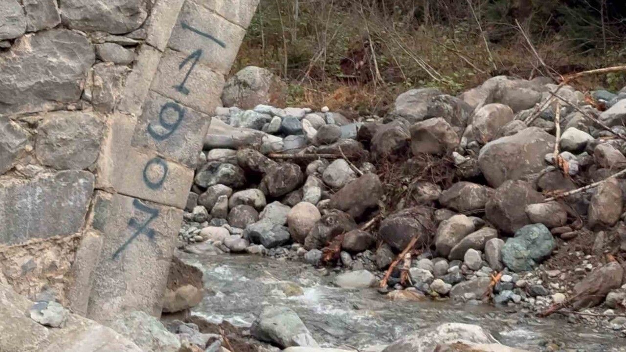 Rize'de Tarihi Kemer Köprüye Zarar Verildi