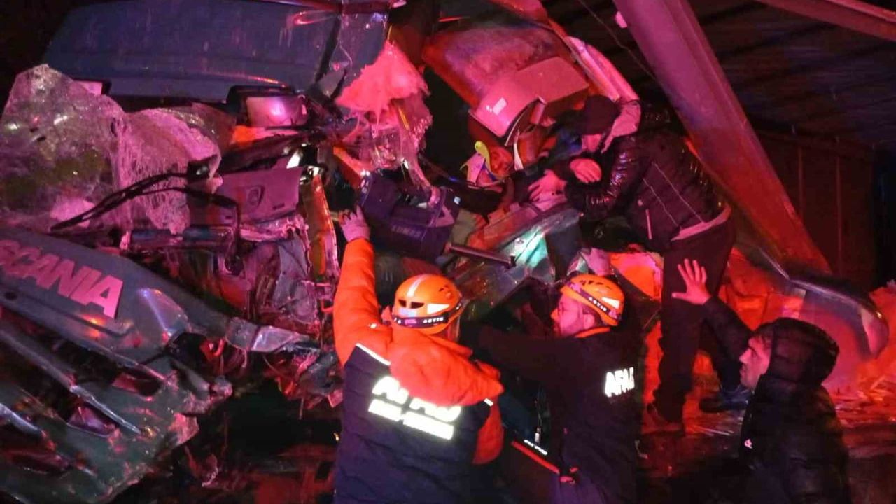 Rize'de Tır Kazası: 1 Kişi Yaralandı