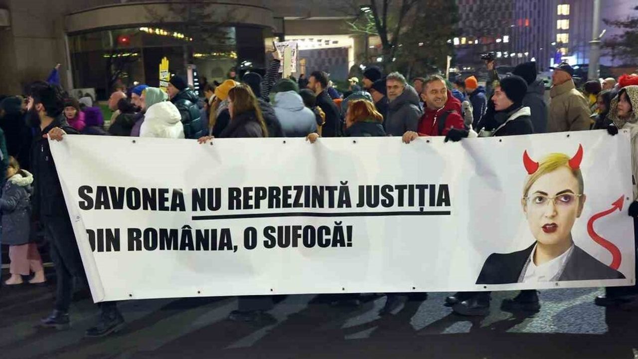 Romanya'da Yargı Usulsüzlüklerine Karşı Büyük Protesto