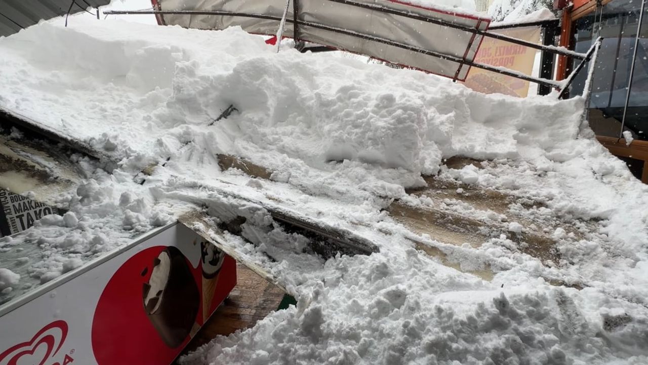 Safranbolu'da Kar Ağır Düşünce Çatılar ve Tenteneler Çöktü