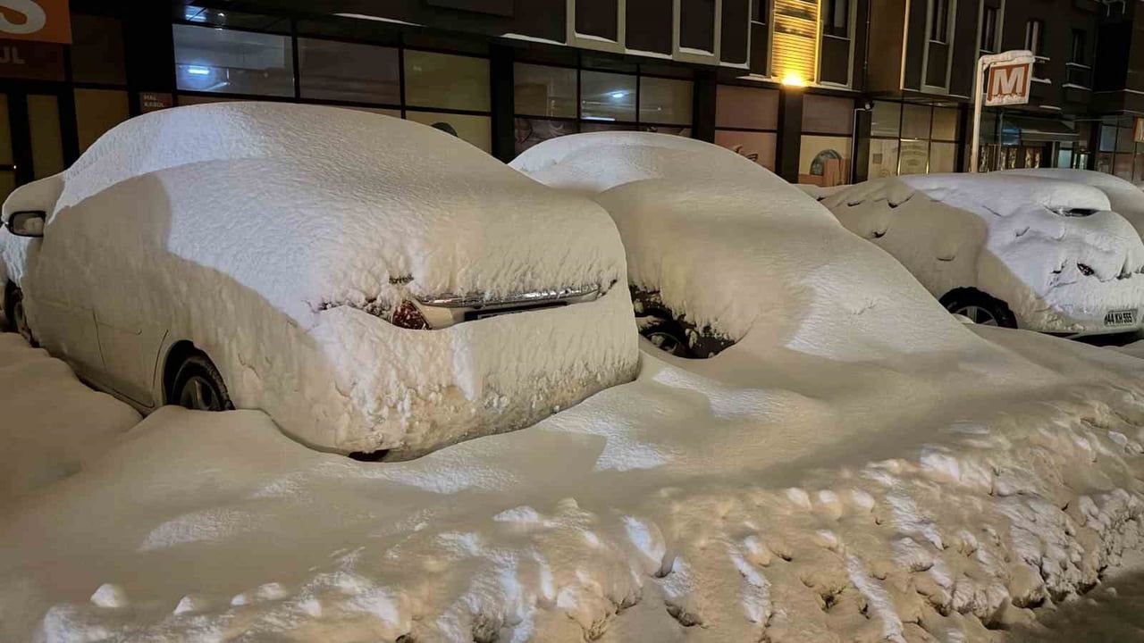 Safranbolu'da Kar Baharı: Araçlar Görünmez Hale Geldi