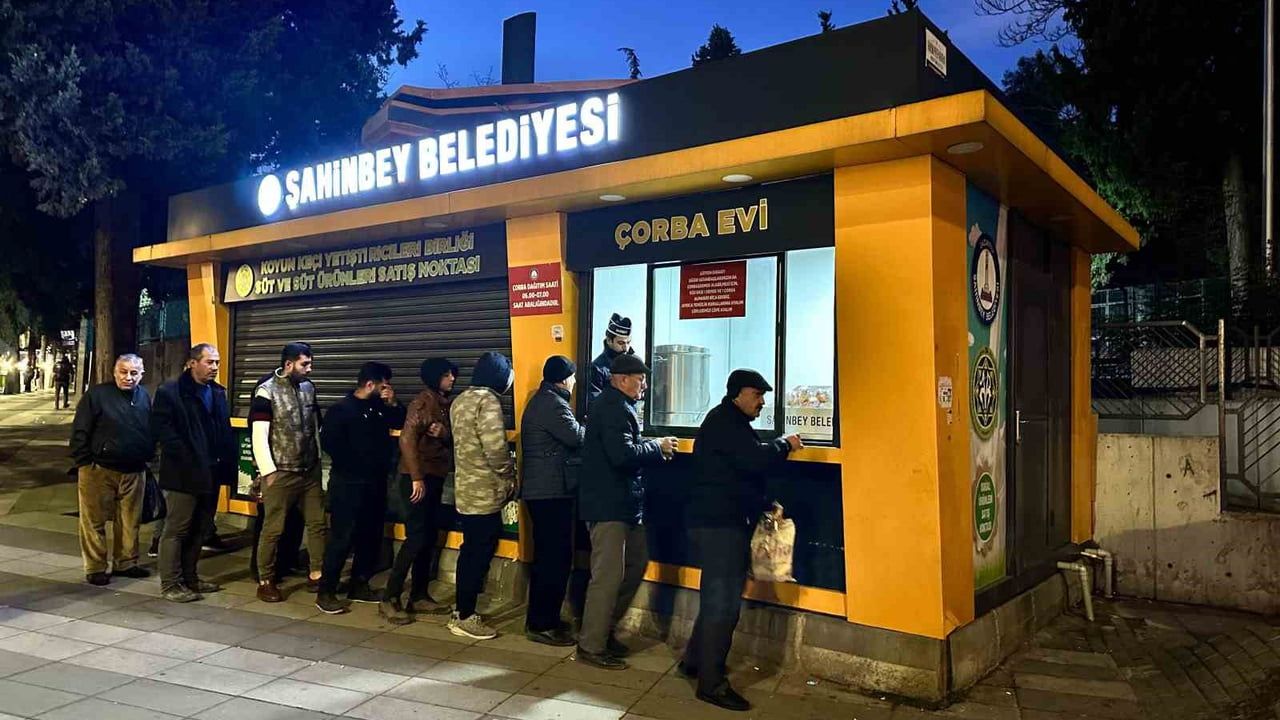 Şahinbey Belediyesi'nden Sıcak Çorba İkramı