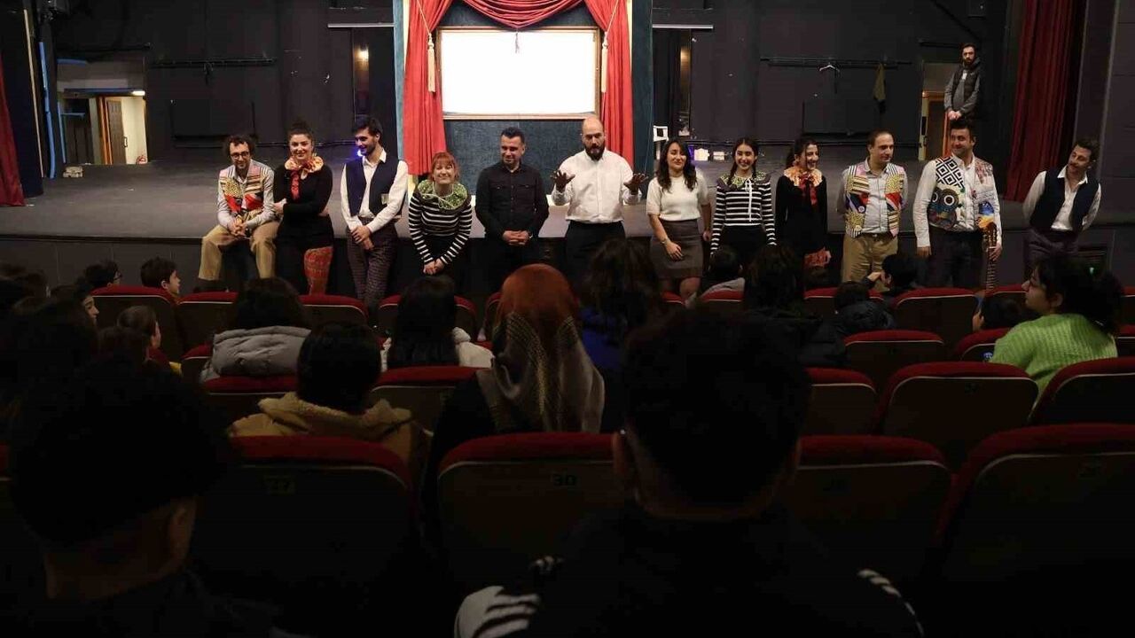 Sahneye Renk Geldi: Çocuklar Sanatla Buluştu