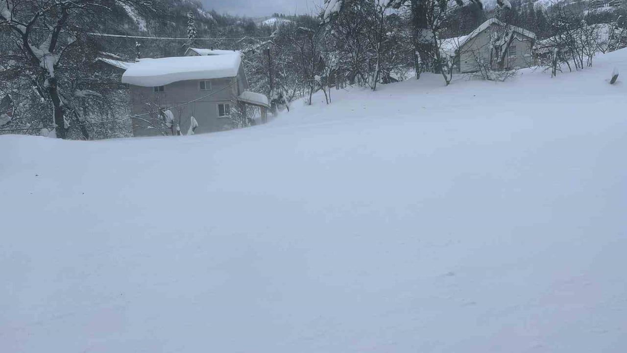 Sakarya'nın Hendek İlçesinde Kar Kalınlığı 1 Metreyi Buldu