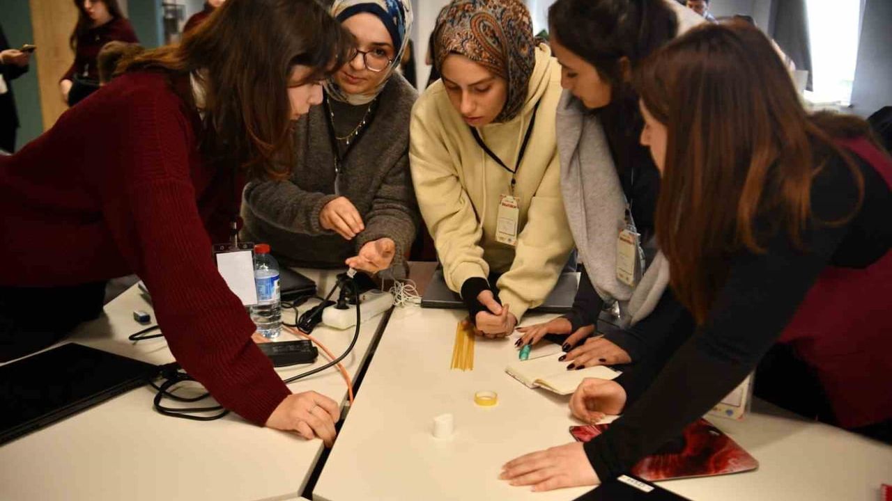 Sakarya Üniversitesinde IdeaFusion Etkinliği: EcoPilot Projesi Birinci