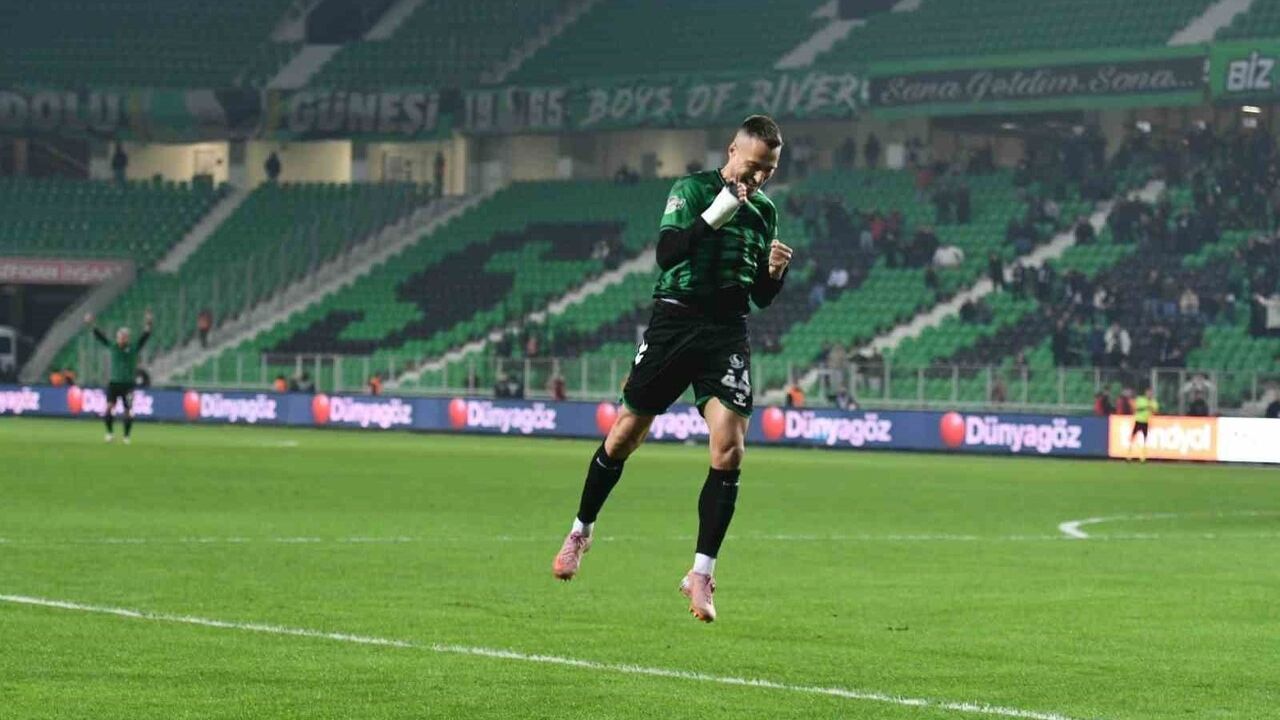 Sakaryaspor, Hatayspor'u 3-0 ile Geçti