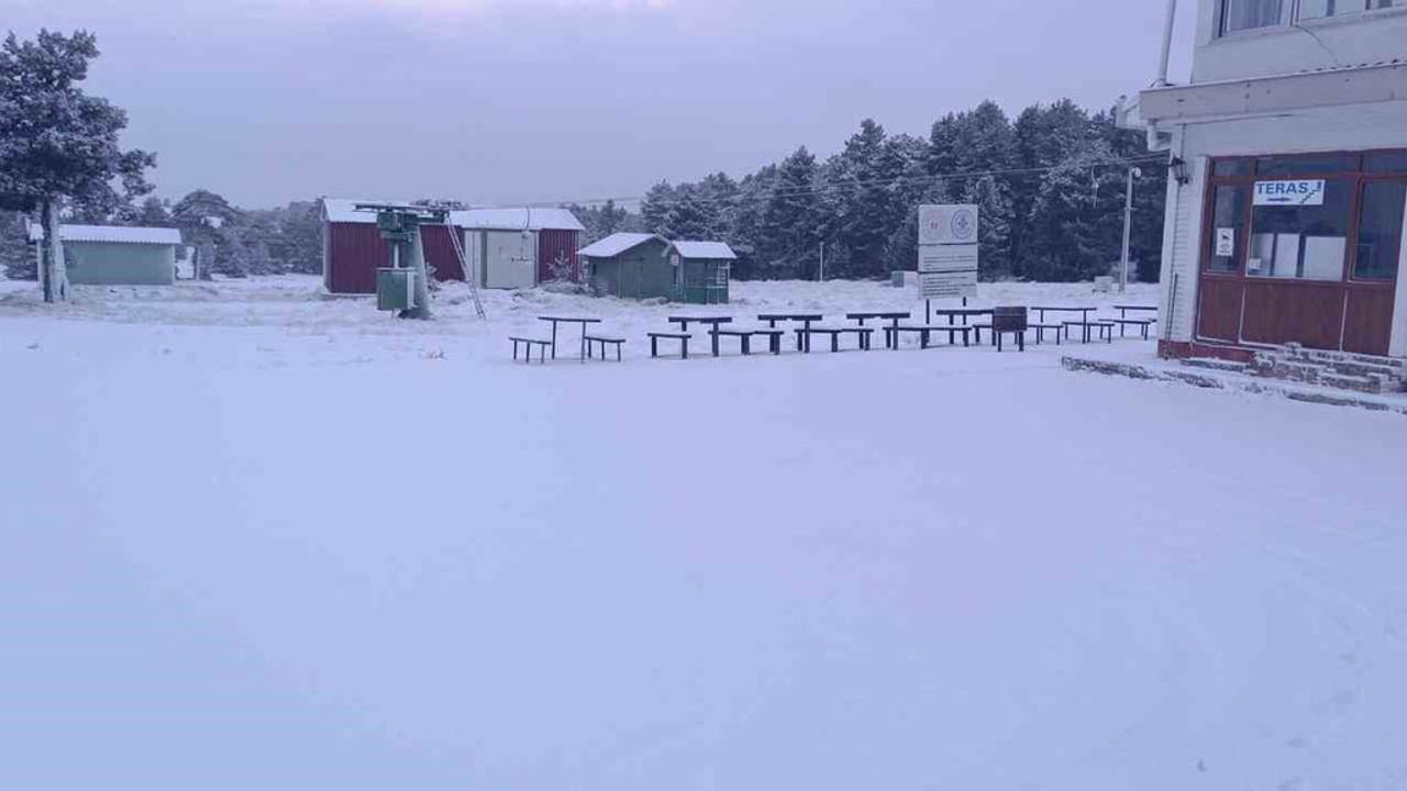 Salda Kayak Merkezi'nde Mevsimin İlk Karı Yağdı
