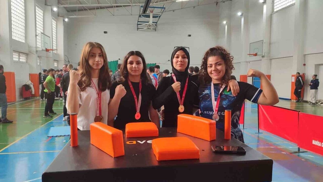 Salihli İmam Hatipli Kızlar Bilek Güreşi Başarısı
